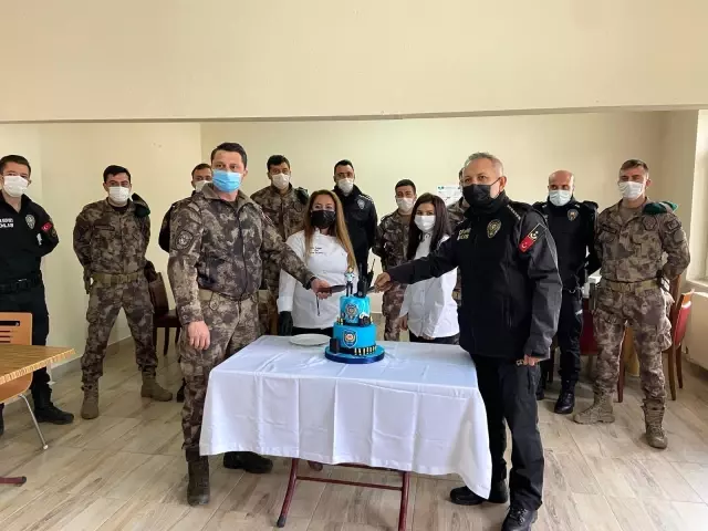 Son dakika haberleri | Afyonkarahisar'da polislere pasta sürprizi Son dakika haberleri | Afyonkarahisar'da polislere pasta sürprizi
