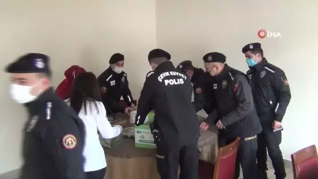 Son dakika haberleri | Afyonkarahisar'da polislere pasta sürprizi Son dakika haberleri | Afyonkarahisar'da polislere pasta sürprizi