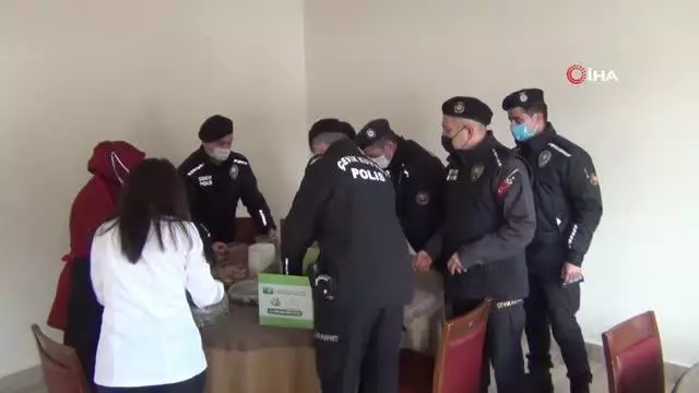 Son dakika haberleri | Afyonkarahisar'da polislere pasta sürprizi Son dakika haberleri | Afyonkarahisar'da polislere pasta sürprizi