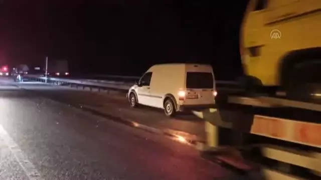 AFYONKARAHİSAR - Otomobil ile kamyon çarpıştı: 1 ölü, 2 yaralı