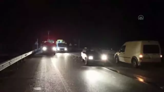 AFYONKARAHİSAR - Otomobil ile kamyon çarpıştı: 1 ölü, 2 yaralı