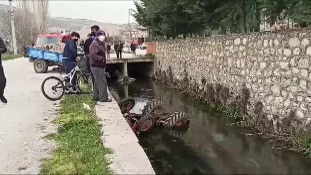 AFYONKARAHİSAR - Su kanalına devrilen traktörün sürücüsü yaralandı AFYONKARAHİSAR - Su kanalına devrilen traktörün sürücüsü yaralandı