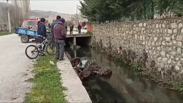 AFYONKARAHİSAR - Su kanalına devrilen traktörün sürücüsü yaralandı AFYONKARAHİSAR - Su kanalına devrilen traktörün sürücüsü yaralandı