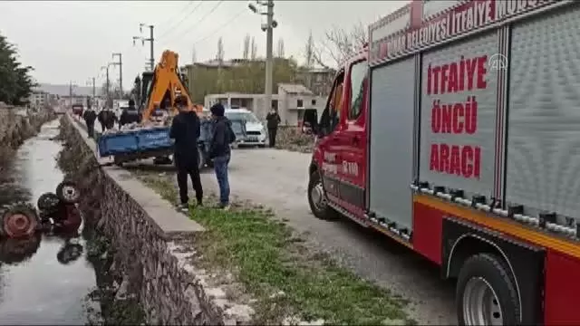 AFYONKARAHİSAR - Su kanalına devrilen traktörün sürücüsü yaralandı AFYONKARAHİSAR - Su kanalına devrilen traktörün sürücüsü yaralandı