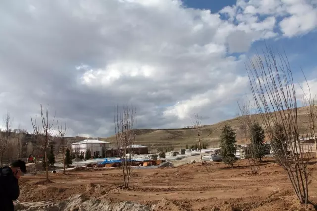 Ahlat Millet Bahçesi'nde hummalı çalışma Ahlat Millet Bahçesi'nde hummalı çalışma