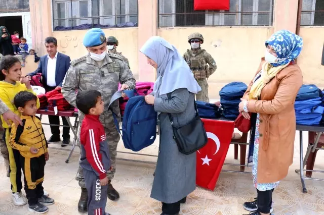 Akçakale Belediyesi ve Harran Üniversitesi'nden Suriyeli öğrencilere yardım Akçakale Belediyesi ve Harran Üniversitesi'nden Suriyeli öğrencilere yardım