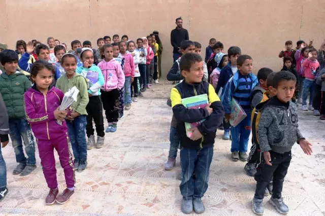 Akçakale Belediyesi ve Harran Üniversitesi'nden Suriyeli öğrencilere yardım Akçakale Belediyesi ve Harran Üniversitesi'nden Suriyeli öğrencilere yardım