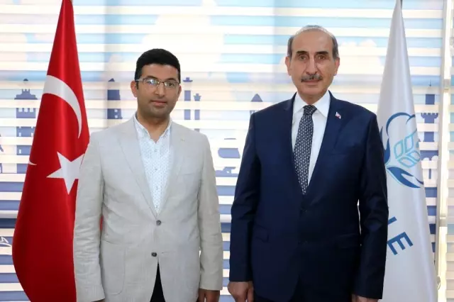 Akçakale Belediyesi ve Harran Üniversitesi'nden Suriyeli öğrencilere yardım Akçakale Belediyesi ve Harran Üniversitesi'nden Suriyeli öğrencilere yardım