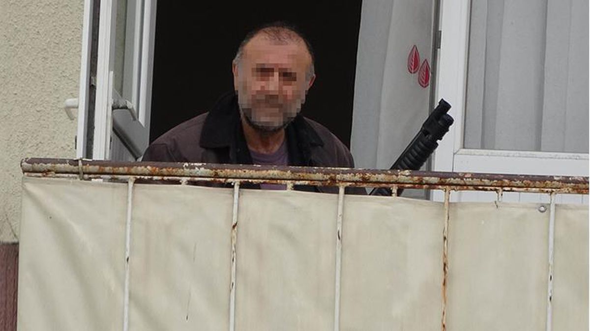 Alacak verecek meselesi nedeniyle bir kişiyi vurup evinin balkonunda tüfekle intihara kalkıştı