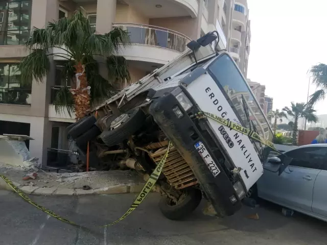 Aliağa'da freni patlayan kamyon iki aracı biçti, istinat duvarını yıktı Aliağa'da freni patlayan kamyon iki aracı biçti, istinat duvarını yıktı