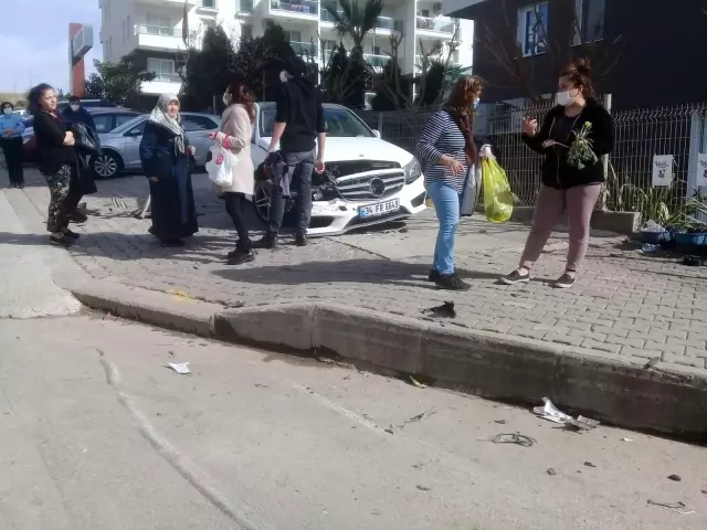 Aliağa'da freni patlayan kamyon iki aracı biçti, istinat duvarını yıktı Aliağa'da freni patlayan kamyon iki aracı biçti, istinat duvarını yıktı