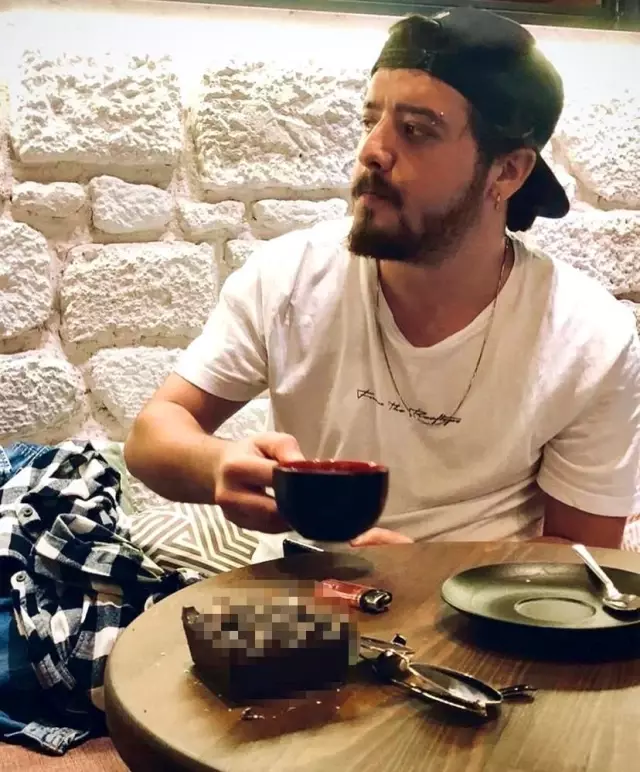 Alkol aldıktan sonra evinde fenalaşan 27 yaşındaki fotoğrafçı hayatını kaybetti Alkol aldıktan sonra evinde fenalaşan 27 yaşındaki fotoğrafçı hayatını kaybetti