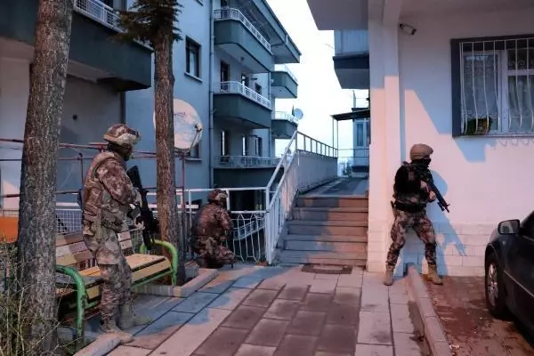 Son dakika haberi... Ankara merkezli 8 ilde uyuşturucu satıcılarına 'Vadi' operasyonu: 81 gözaltı Son dakika haberi... Ankara merkezli 8 ilde uyuşturucu satıcılarına 'Vadi' operasyonu: 81 gözaltı