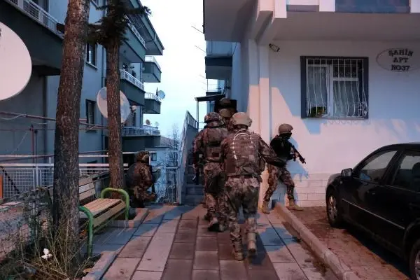 Son dakika haberi... Ankara merkezli 8 ilde uyuşturucu satıcılarına 'Vadi' operasyonu: 81 gözaltı Son dakika haberi... Ankara merkezli 8 ilde uyuşturucu satıcılarına 'Vadi' operasyonu: 81 gözaltı