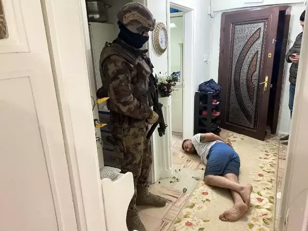 Son dakika haberi... Ankara merkezli 8 ilde uyuşturucu satıcılarına 'Vadi' operasyonu: 81 gözaltı Son dakika haberi... Ankara merkezli 8 ilde uyuşturucu satıcılarına 'Vadi' operasyonu: 81 gözaltı