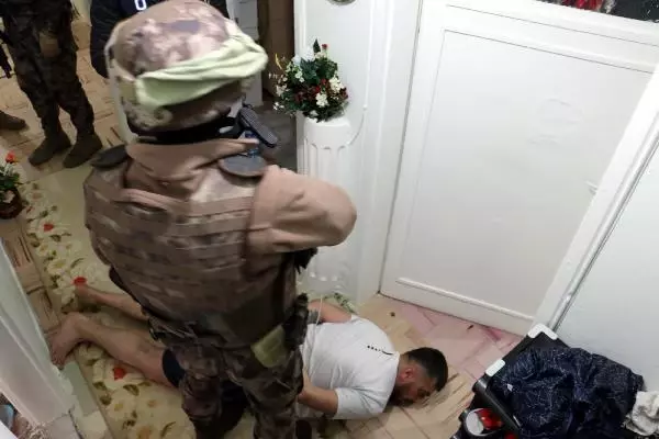 Son dakika haberi... Ankara merkezli 8 ilde uyuşturucu satıcılarına 'Vadi' operasyonu: 81 gözaltı Son dakika haberi... Ankara merkezli 8 ilde uyuşturucu satıcılarına 'Vadi' operasyonu: 81 gözaltı