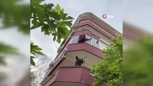 Antalya'da 'pes' dedirten görüntü kamerada... Anahtarı evde unuttu, eve giriş yöntemiyle mahalleliyi dehşete düşürdü Antalya'da 'pes' dedirten görüntü kamerada... Anahtarı evde unuttu, eve giriş yöntemiyle mahalleliyi dehşete düşürdü