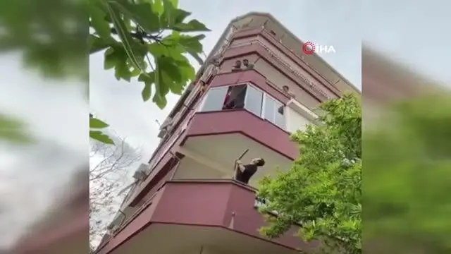 Antalya'da 'pes' dedirten görüntü kamerada... Anahtarı evde unuttu, eve giriş yöntemiyle mahalleliyi dehşete düşürdü Antalya'da 'pes' dedirten görüntü kamerada... Anahtarı evde unuttu, eve giriş yöntemiyle mahalleliyi dehşete düşürdü