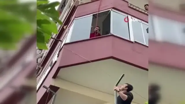 Antalya'da 'pes' dedirten görüntü kamerada... Anahtarı evde unuttu, eve giriş yöntemiyle mahalleliyi dehşete düşürdü Antalya'da 'pes' dedirten görüntü kamerada... Anahtarı evde unuttu, eve giriş yöntemiyle mahalleliyi dehşete düşürdü