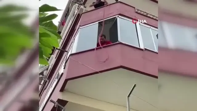 Antalya'da 'pes' dedirten görüntü kamerada... Anahtarı evde unuttu, eve giriş yöntemiyle mahalleliyi dehşete düşürdü Antalya'da 'pes' dedirten görüntü kamerada... Anahtarı evde unuttu, eve giriş yöntemiyle mahalleliyi dehşete düşürdü