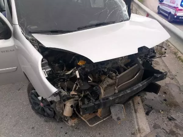Antalya'da yolcu otobüsü ile tarım işçilerinin aracı çarpıştı: 6 yaralı Antalya'da yolcu otobüsü ile tarım işçilerinin aracı çarpıştı: 6 yaralı