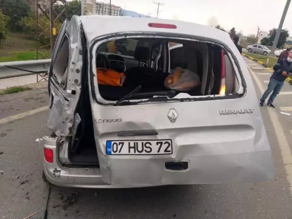 Antalya'da yolcu otobüsü ile tarım işçilerinin aracı çarpıştı: 6 yaralı Antalya'da yolcu otobüsü ile tarım işçilerinin aracı çarpıştı: 6 yaralı