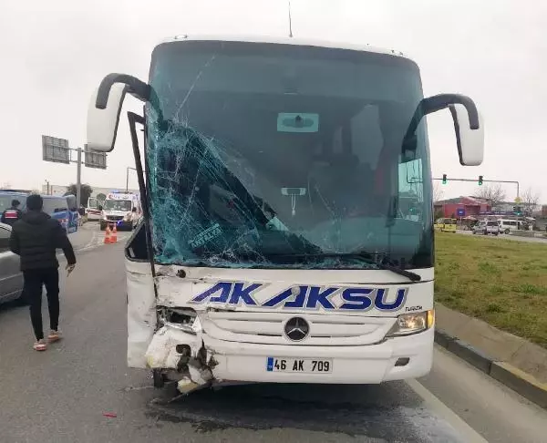 Antalya'da yolcu otobüsü ile tarım işçilerinin aracı çarpıştı: 6 yaralı Antalya'da yolcu otobüsü ile tarım işçilerinin aracı çarpıştı: 6 yaralı