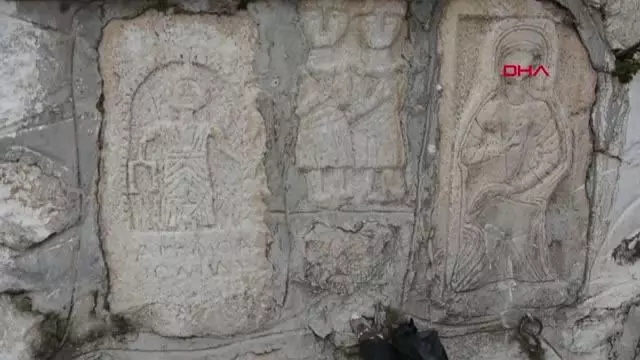 ANTALYA Tarihi eserler üzerine plastik borularla döşenen çeşme kaldırıldı ANTALYA Tarihi eserler üzerine plastik borularla döşenen çeşme kaldırıldı