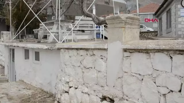 ANTALYA Tarihi eserler üzerine plastik borularla döşenen çeşme kaldırıldı ANTALYA Tarihi eserler üzerine plastik borularla döşenen çeşme kaldırıldı