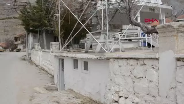 ANTALYA Tarihi eserler üzerine plastik borularla döşenen çeşme kaldırıldı ANTALYA Tarihi eserler üzerine plastik borularla döşenen çeşme kaldırıldı