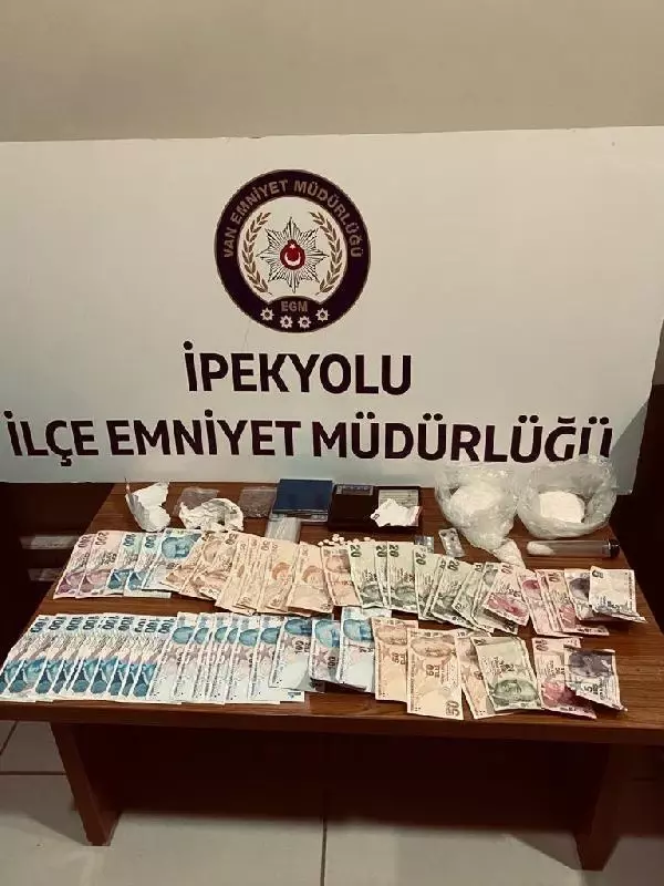 Araçta uyuşturucu ele geçti; 3 kişi tutuklandı Araçta uyuşturucu ele geçti; 3 kişi tutuklandı
