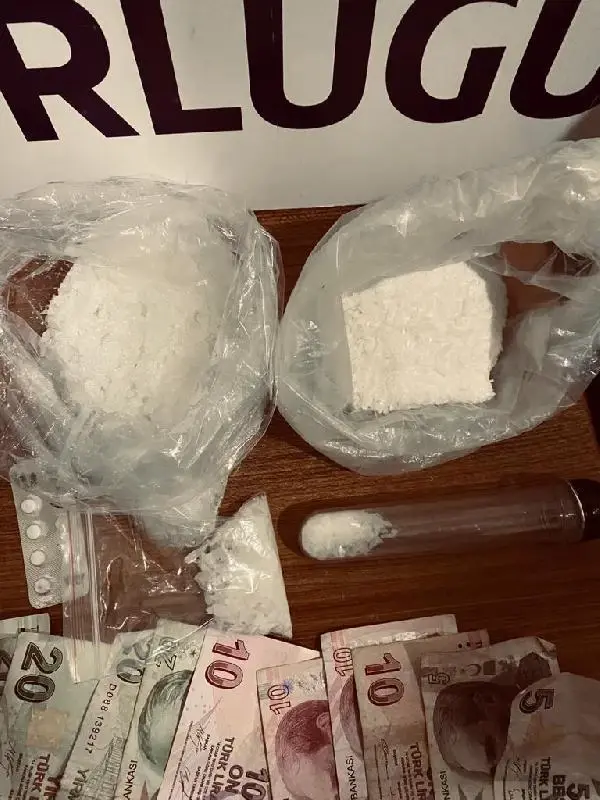 Araçta uyuşturucu ele geçti; 3 kişi tutuklandı Araçta uyuşturucu ele geçti; 3 kişi tutuklandı