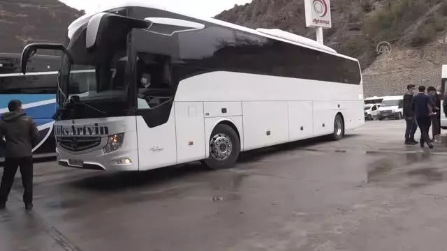 Artvin'den hareket eden şehirler arası otobüslerde yolculara AFAD eğitim videosu izletiliyor Artvin'den hareket eden şehirler arası otobüslerde yolculara AFAD eğitim videosu izletiliyor