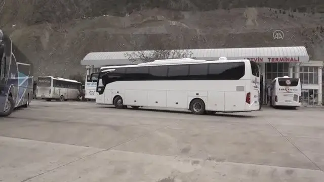 Artvin'den hareket eden şehirler arası otobüslerde yolculara AFAD eğitim videosu izletiliyor Artvin'den hareket eden şehirler arası otobüslerde yolculara AFAD eğitim videosu izletiliyor