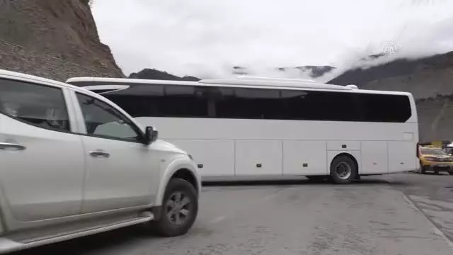 Artvin'den hareket eden şehirler arası otobüslerde yolculara AFAD eğitim videosu izletiliyor Artvin'den hareket eden şehirler arası otobüslerde yolculara AFAD eğitim videosu izletiliyor