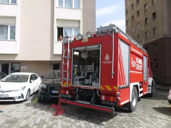 ATAŞEHİR'DE YANGIN; EVCİL HAYVANLARINI ALIP DIŞARI ÇIKTILAR ATAŞEHİR'DE YANGIN; EVCİL HAYVANLARINI ALIP DIŞARI ÇIKTILAR