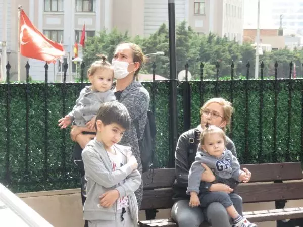 ATAŞEHİR'DE YANGIN; EVCİL HAYVANLARINI ALIP DIŞARI ÇIKTILAR ATAŞEHİR'DE YANGIN; EVCİL HAYVANLARINI ALIP DIŞARI ÇIKTILAR
