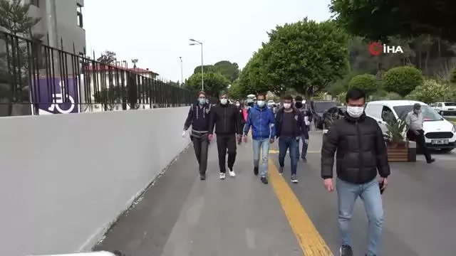 Banka çalışanın hesabını boşalttığı yalanıyla 40 bin lirasını dolandırdılar, İzmir'de yakalandılar Banka çalışanın hesabını boşalttığı yalanıyla 40 bin lirasını dolandırdılar, İzmir'de yakalandılar