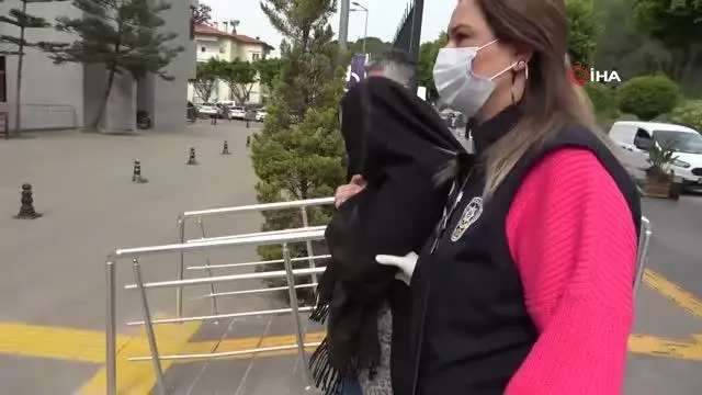Banka çalışanın hesabını boşalttığı yalanıyla 40 bin lirasını dolandırdılar, İzmir'de yakalandılar Banka çalışanın hesabını boşalttığı yalanıyla 40 bin lirasını dolandırdılar, İzmir'de yakalandılar