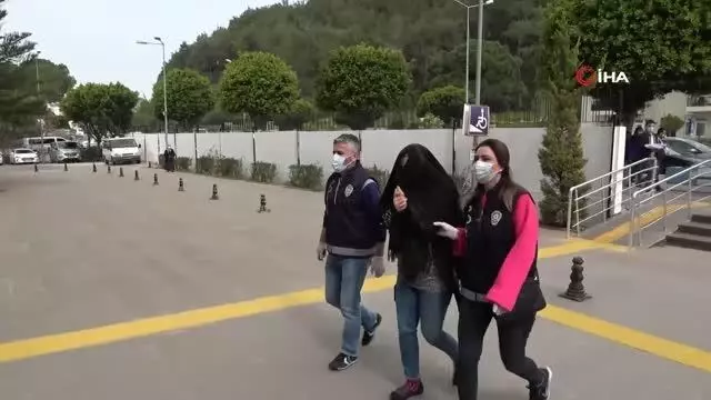 Banka çalışanın hesabını boşalttığı yalanıyla 40 bin lirasını dolandırdılar, İzmir'de yakalandılar Banka çalışanın hesabını boşalttığı yalanıyla 40 bin lirasını dolandırdılar, İzmir'de yakalandılar