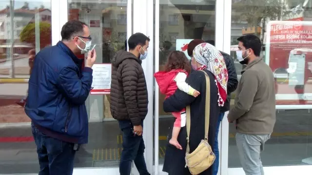 Banka çalışanın hesabını boşalttığı yalanıyla 40 bin lirasını dolandırdılar, İzmir'de yakalandılar Banka çalışanın hesabını boşalttığı yalanıyla 40 bin lirasını dolandırdılar, İzmir'de yakalandılar