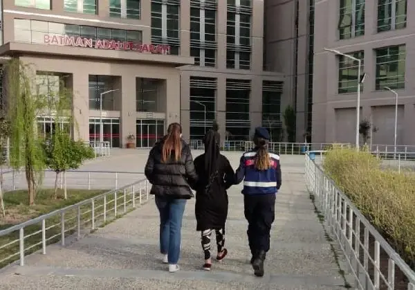 Son dakika! Batman'da 12 suçtan aranan 17 yaşındaki kız, yakalandı Son dakika! Batman'da 12 suçtan aranan 17 yaşındaki kız, yakalandı
