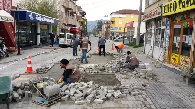 Belediye kaldırım çalışmalarını sürdürüyor Belediye kaldırım çalışmalarını sürdürüyor