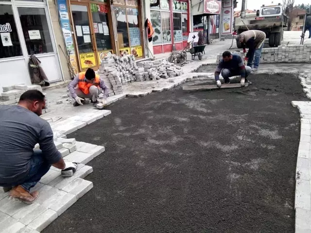 Belediye kaldırım çalışmalarını sürdürüyor Belediye kaldırım çalışmalarını sürdürüyor