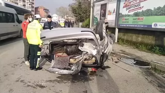 Beton refüje çarpan otomobildeki 5 kişi yaralandı Beton refüje çarpan otomobildeki 5 kişi yaralandı