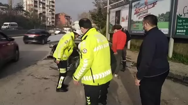 Beton refüje çarpan otomobildeki 5 kişi yaralandı Beton refüje çarpan otomobildeki 5 kişi yaralandı