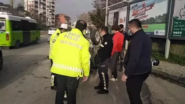 Beton refüje çarpan otomobildeki 5 kişi yaralandı Beton refüje çarpan otomobildeki 5 kişi yaralandı