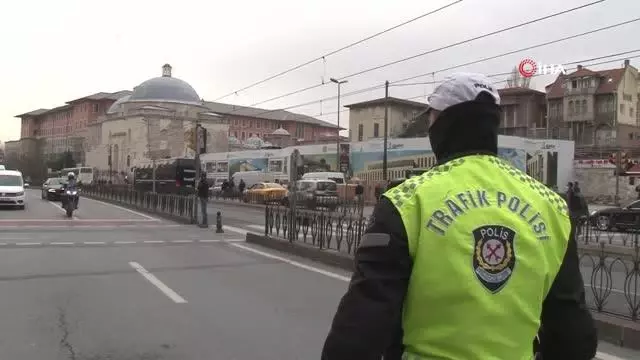 Beyazıt'ta trafik kabusunu önlemek için denetim yapıldı Beyazıt'ta trafik kabusunu önlemek için denetim yapıldı
