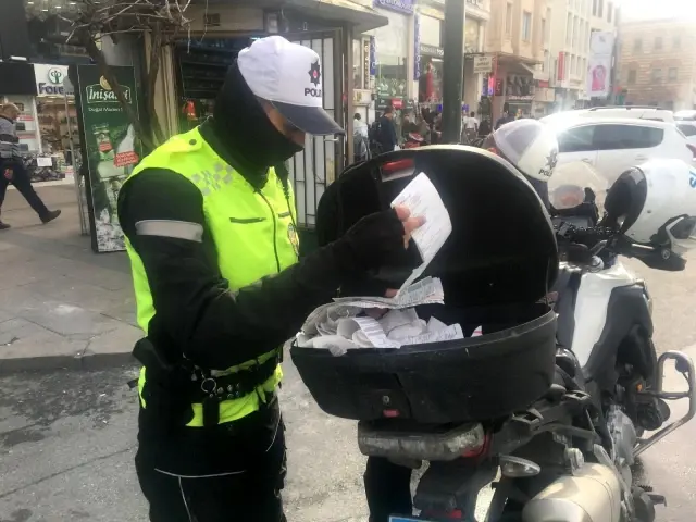 Beyazıt'ta trafik kabusunu önlemek için denetim yapıldı Beyazıt'ta trafik kabusunu önlemek için denetim yapıldı