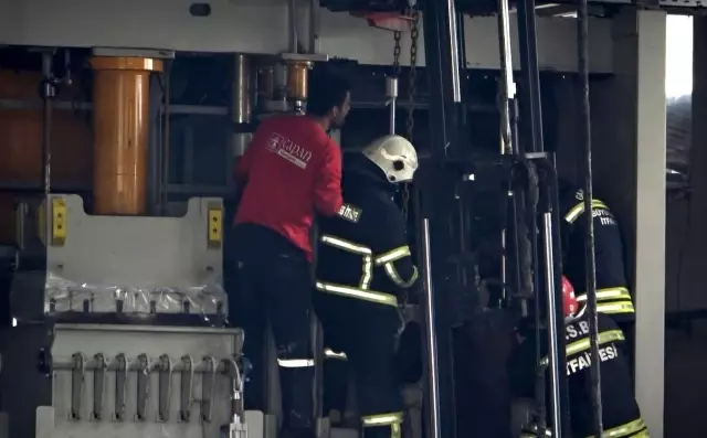 Bir anlık dikkatsizlik canından ediyordu...Pres makinesine sıkıştı Bir anlık dikkatsizlik canından ediyordu...Pres makinesine sıkıştı